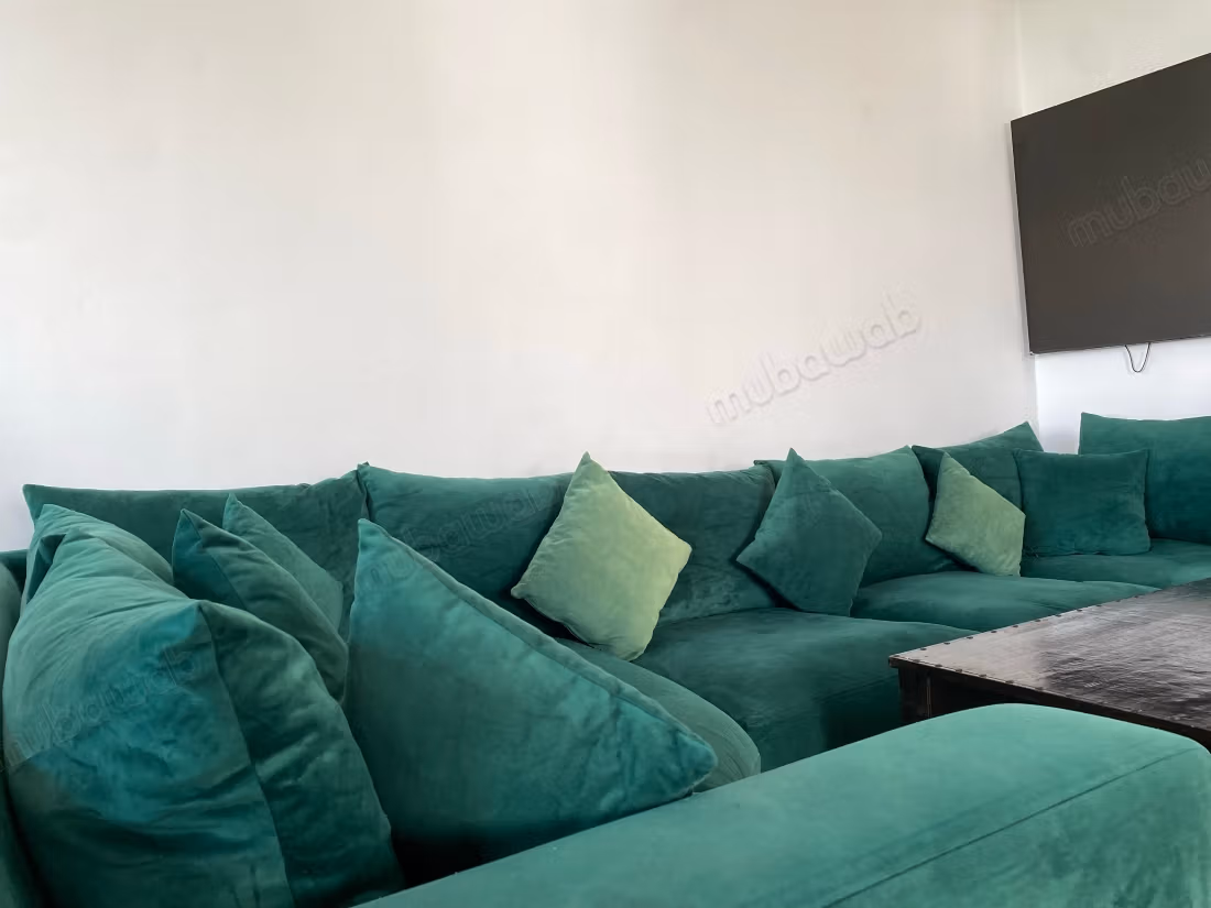 Prachtige triplex te huur in Harhoura. 5 grote kamers. Goed ingericht
