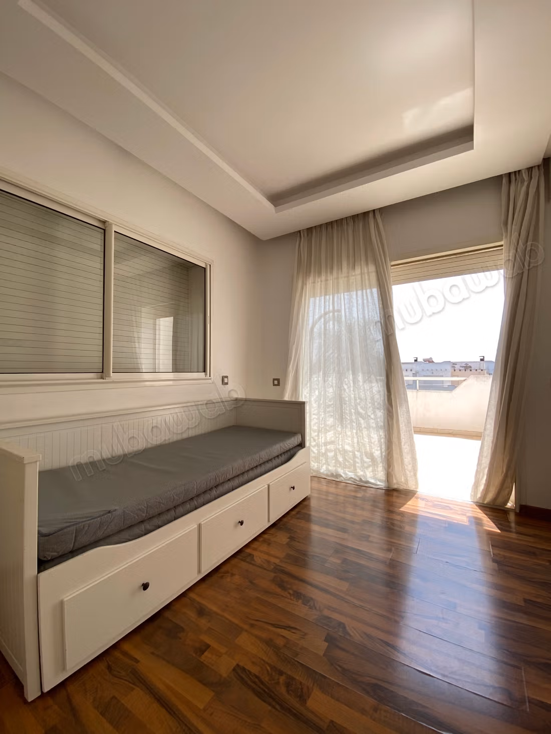 Prachtige triplex te huur in Harhoura. 5 grote kamers. Goed ingericht