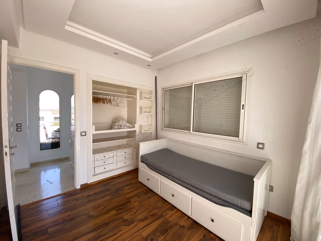 Prachtige triplex te huur in Harhoura. 5 grote kamers. Goed ingericht