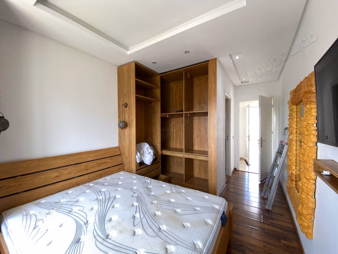Prachtige triplex te huur in Harhoura. 5 grote kamers. Goed ingericht