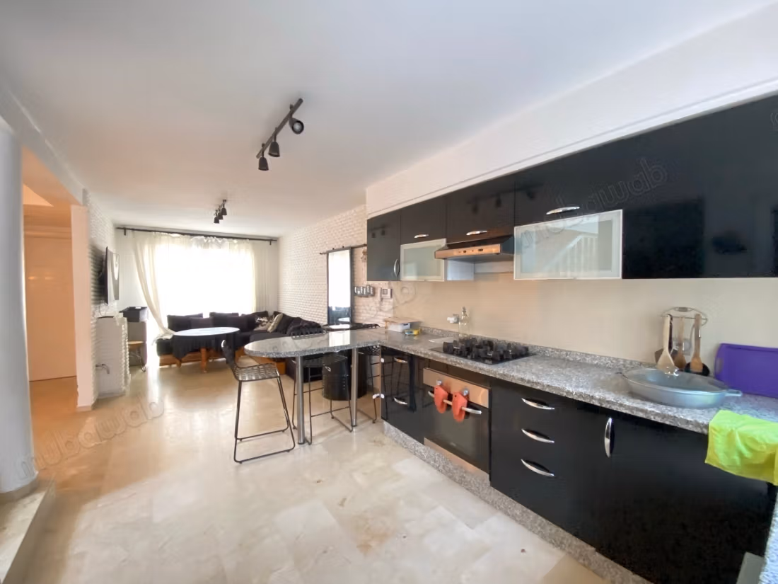 Prachtige triplex te huur in Harhoura. 5 grote kamers. Goed ingericht