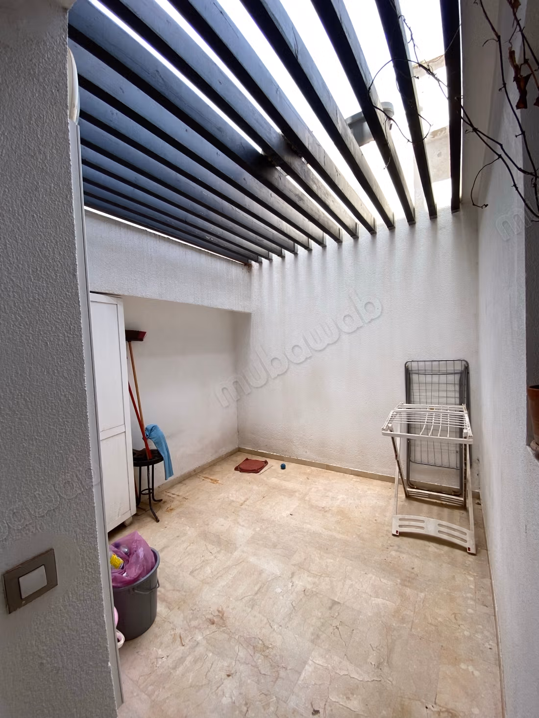 Prachtige triplex te huur in Harhoura. 5 grote kamers. Goed ingericht