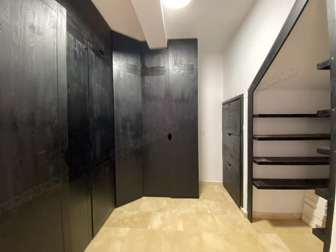 Prachtige triplex te huur in Harhoura. 5 grote kamers. Goed ingericht