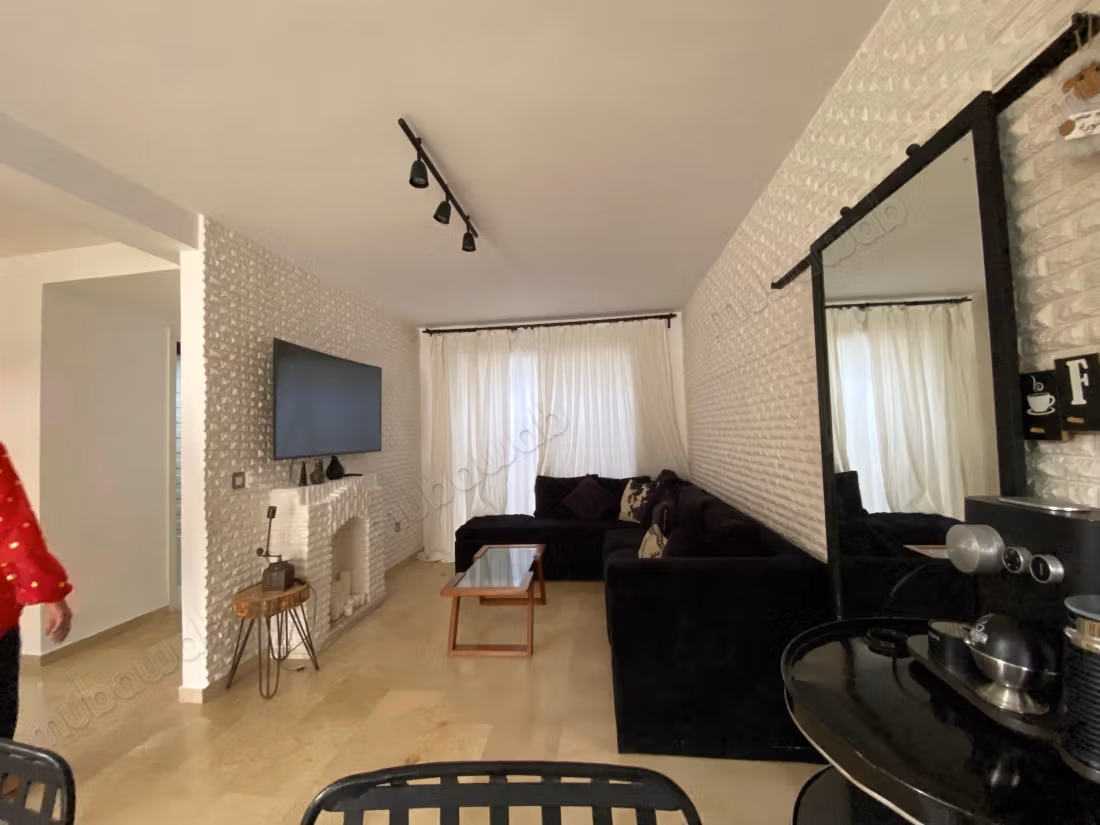 Prachtige triplex te huur in Harhoura. 5 grote kamers. Goed ingericht