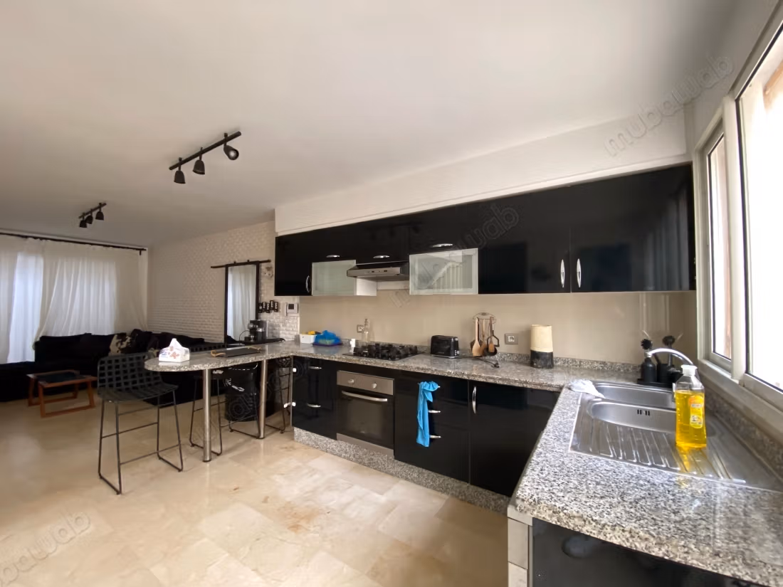Prachtige triplex te huur in Harhoura. 5 grote kamers. Goed ingericht