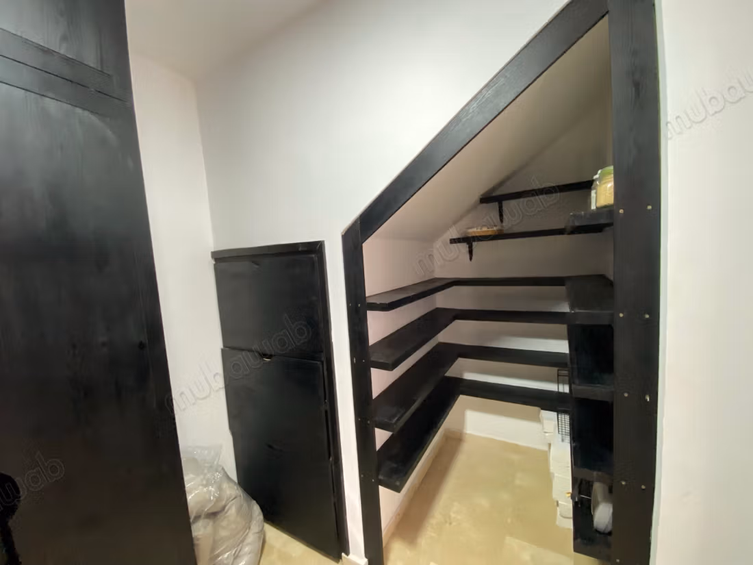 Prachtige triplex te huur in Harhoura. 5 grote kamers. Goed ingericht