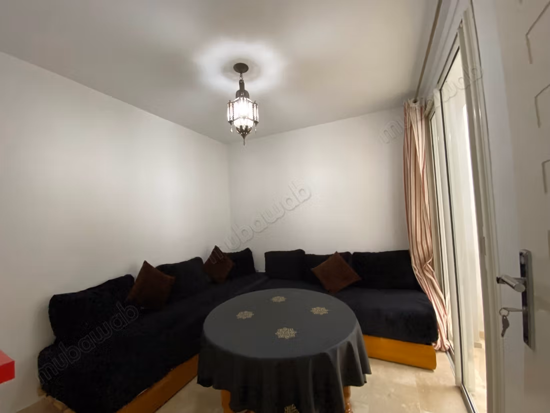 Prachtige triplex te huur in Harhoura. 5 grote kamers. Goed ingericht