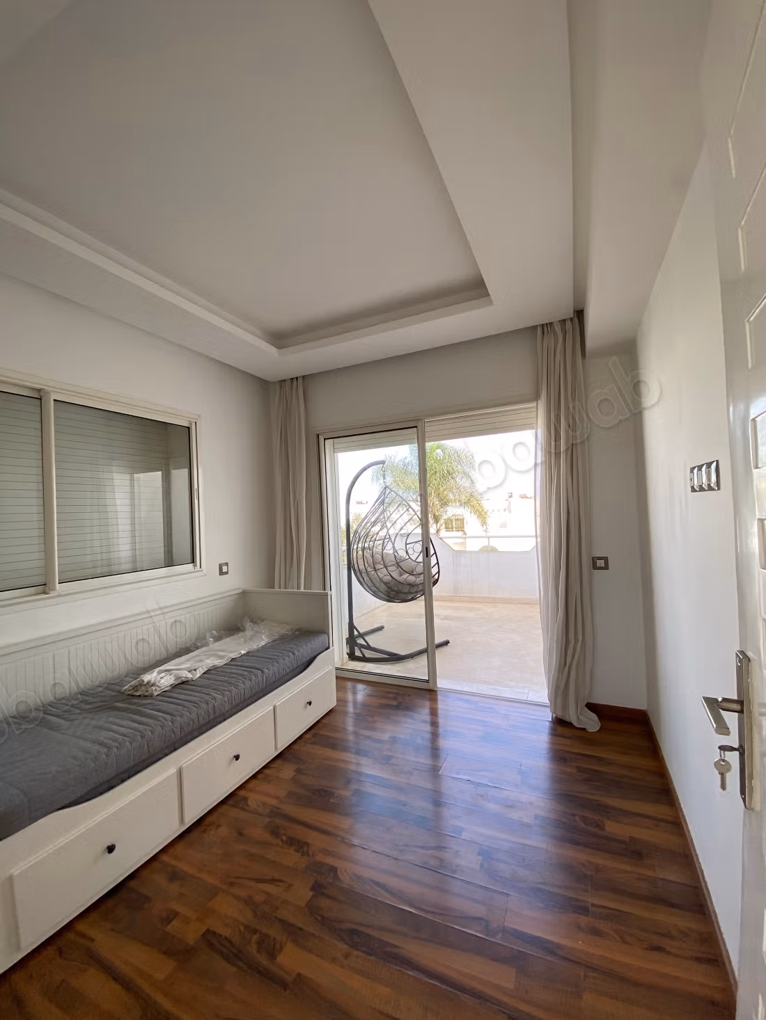 Prachtige triplex te huur in Harhoura. 5 grote kamers. Goed ingericht