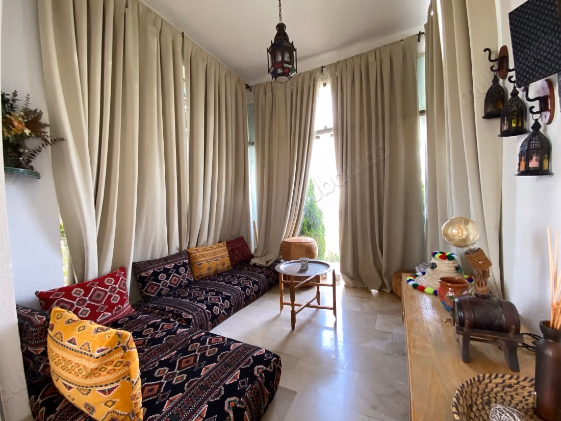 Prachtige triplex te huur in Harhoura. 5 grote kamers. Goed ingericht