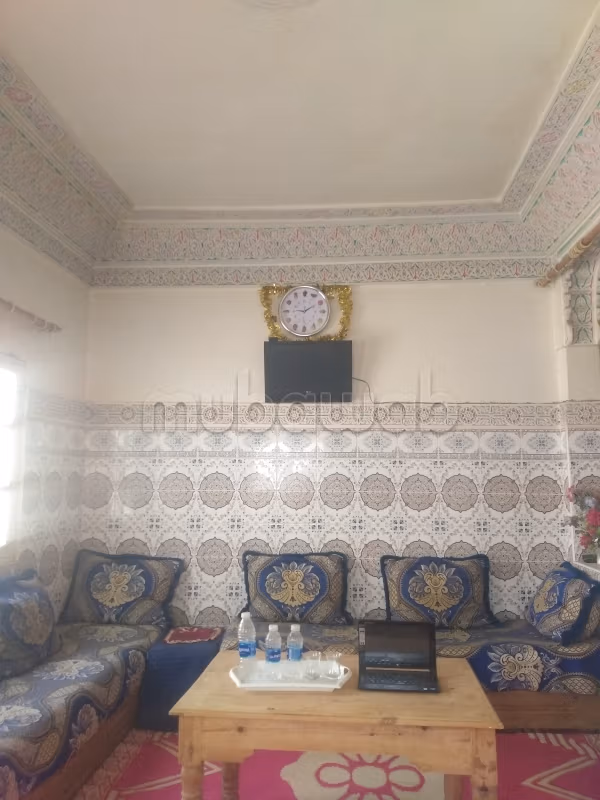 Appartement avec deux façades donnant directement sur la mosquée, quartier Al-Manz, Sahrij Knaoua.