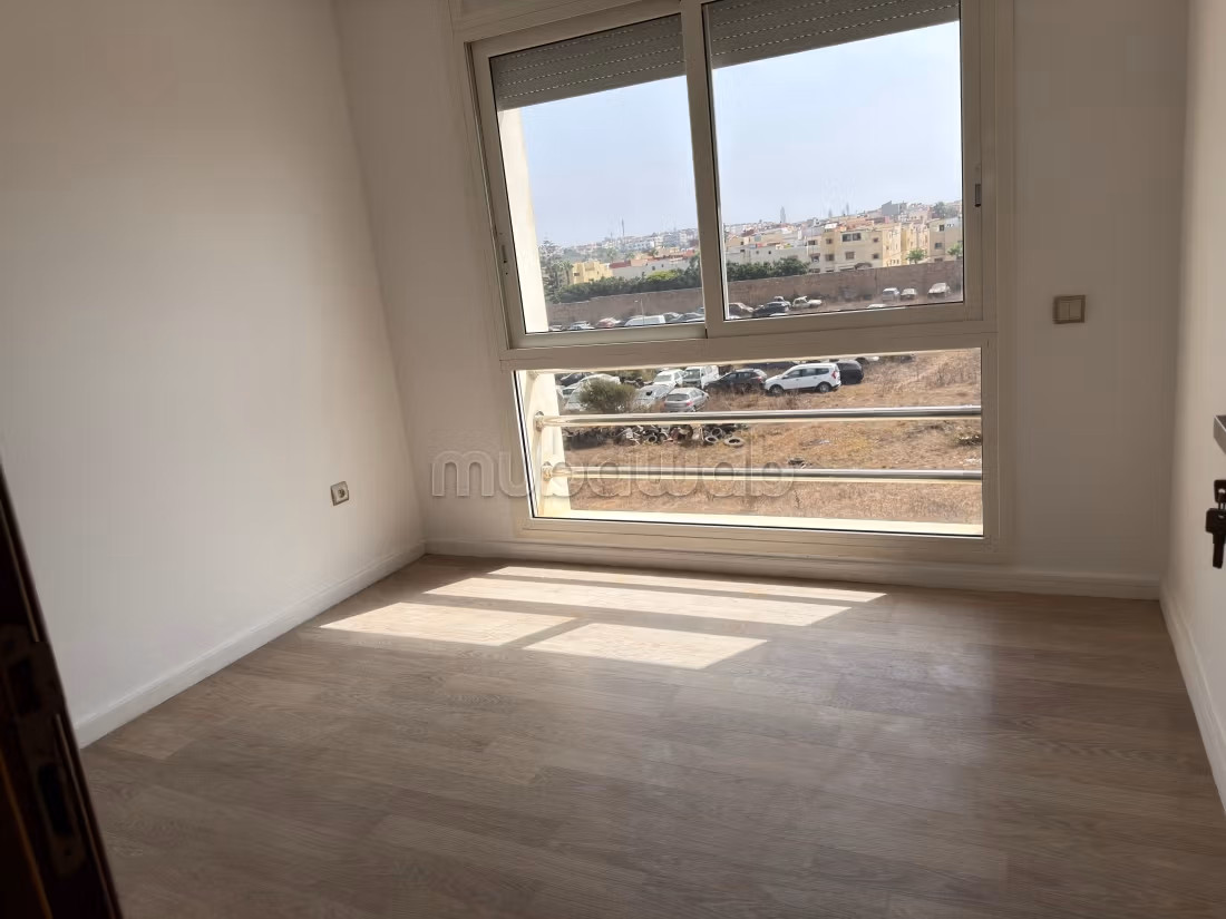 Beautiful apartment for rent in Hay Al Kora. 4 comfortable rooms. Concierge service, air conditioning