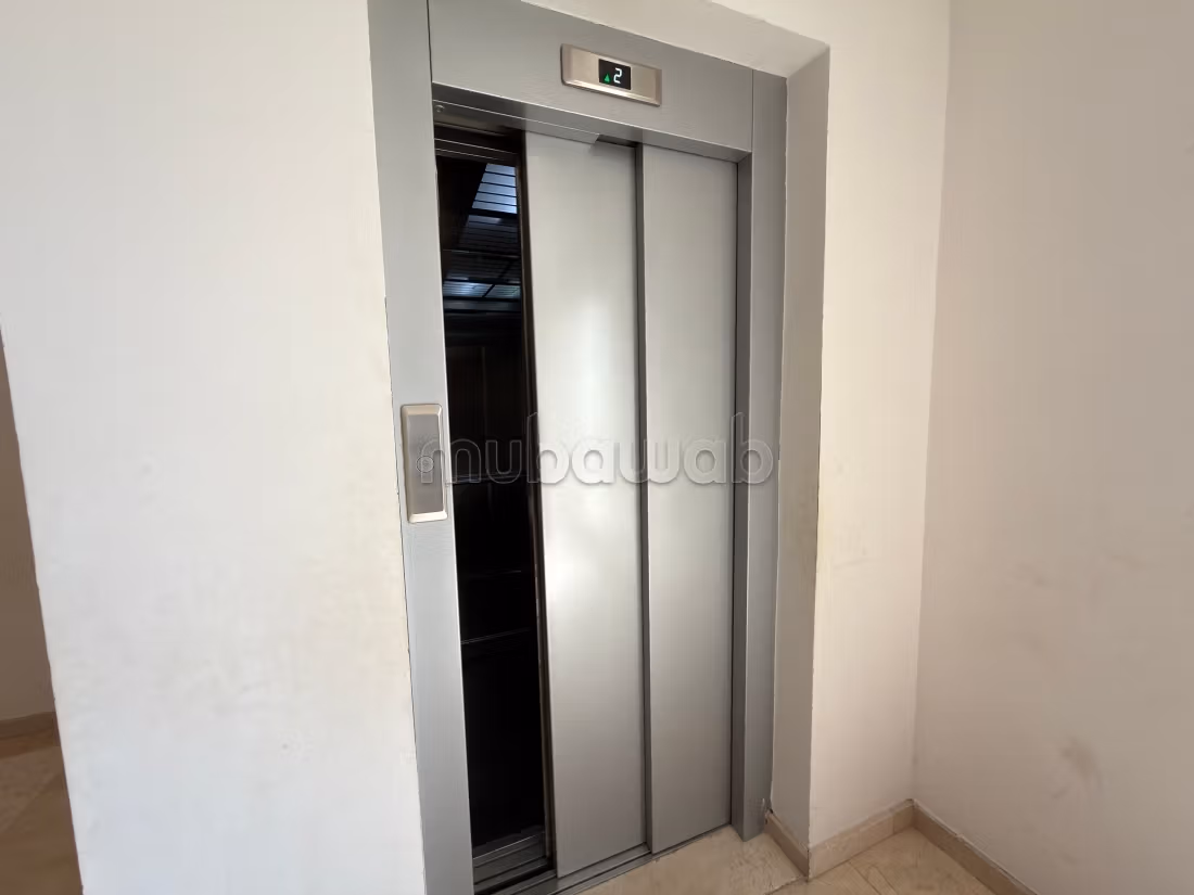 Beautiful apartment for rent in Hay Al Kora. 4 comfortable rooms. Concierge service, air conditioning