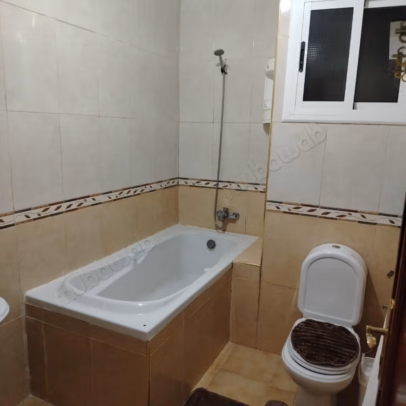 Affitto stagionale ad Al Hoceima. 2 camere confortevoli. Antenna satellitare e porta blindata