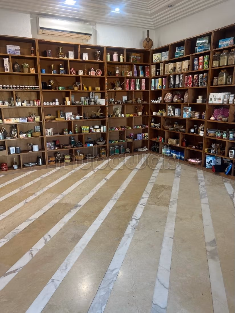 Fondo commerciale di 150 m² ad Aouina