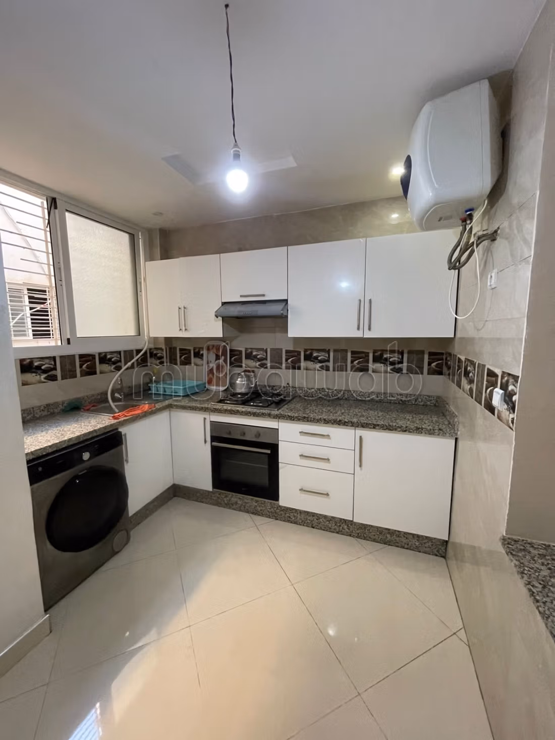 Apartments for rent in Saidia. Area 68 m². Traditional lounge and satellite dish system