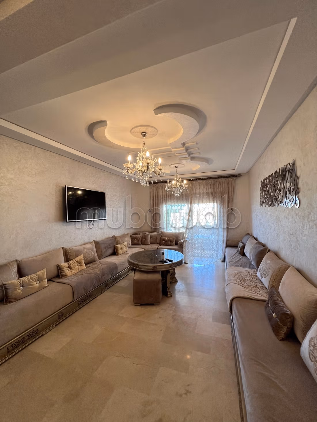 Apartments for rent in Saidia. Area 68 m². Traditional lounge and satellite dish system