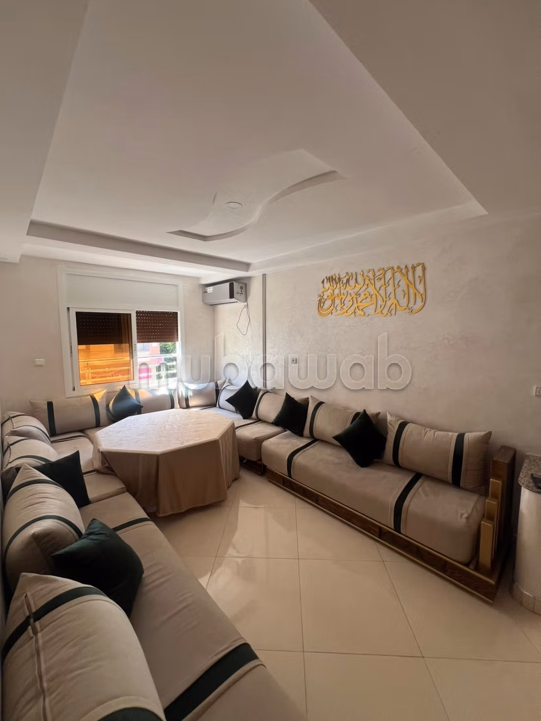 Apartments for rent in Saidia. Area 68 m². Traditional lounge and satellite dish system