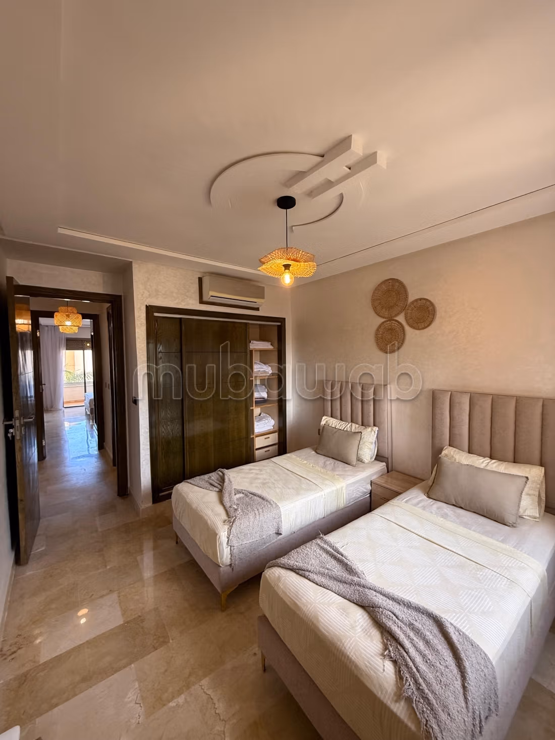 Apartments for rent in Saidia. Area 68 m². Traditional lounge and satellite dish system
