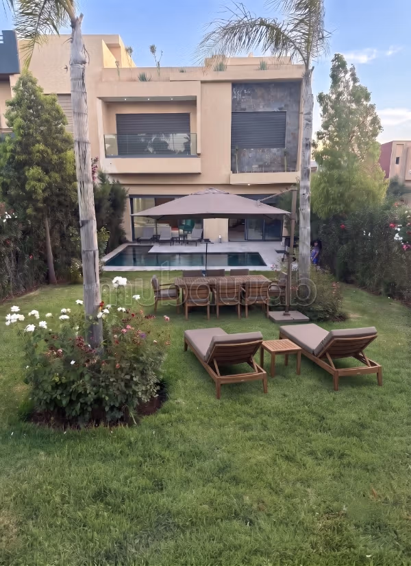 Belle villa au design contemporaine avec piscine