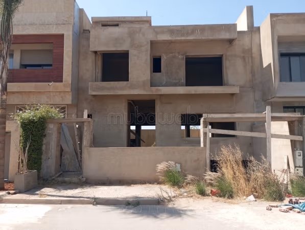 Villa semi terminada en venta – La Colina