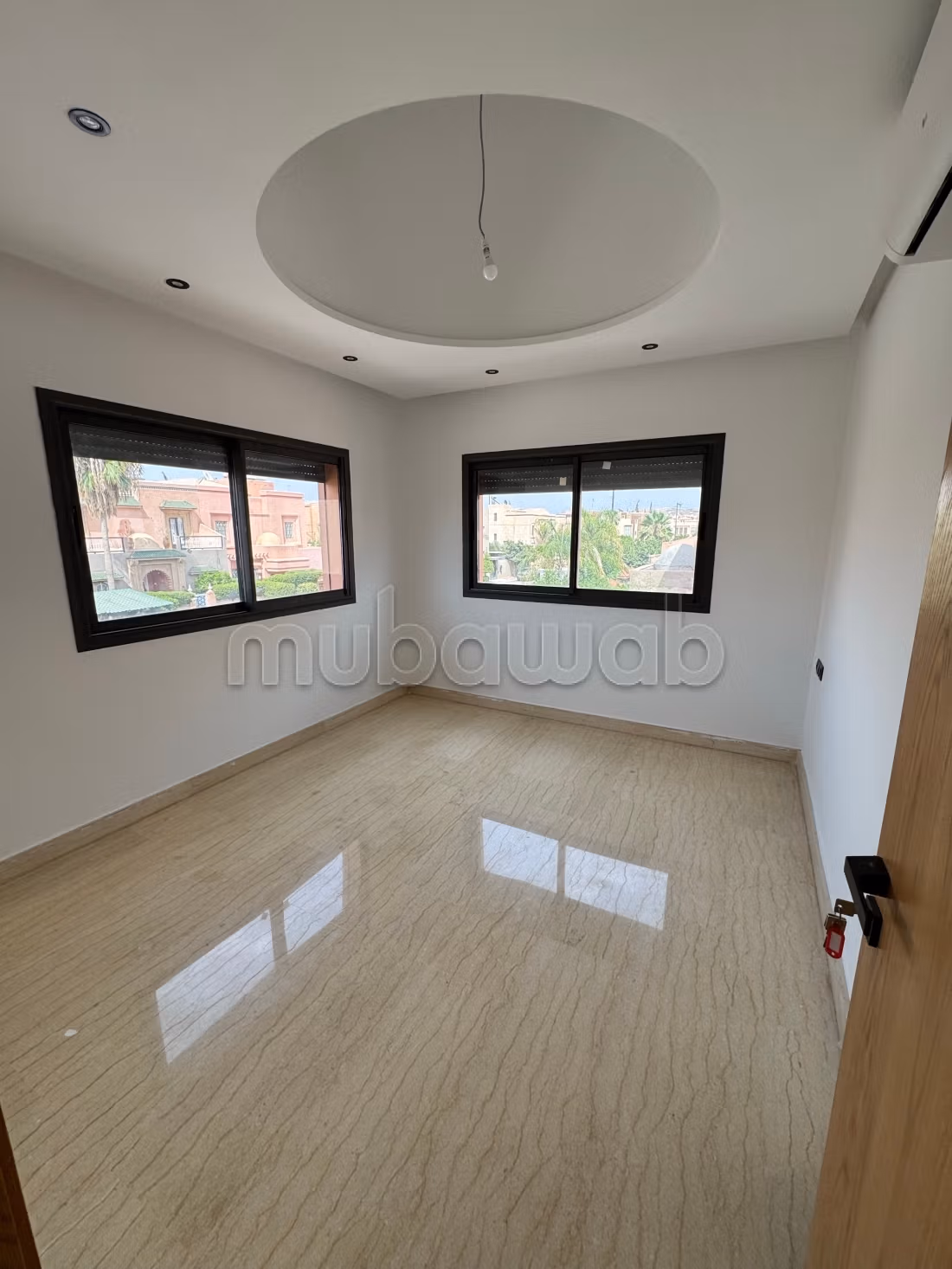 Splendide villa à vendre à Hay Targa. 
Surface totale 500 m². 
Piscine, climatisation