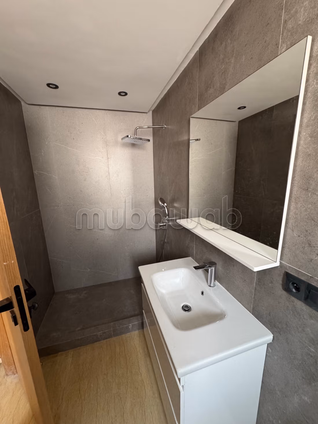 Splendide villa à vendre à Hay Targa. 
Surface totale 500 m². 
Piscine, climatisation