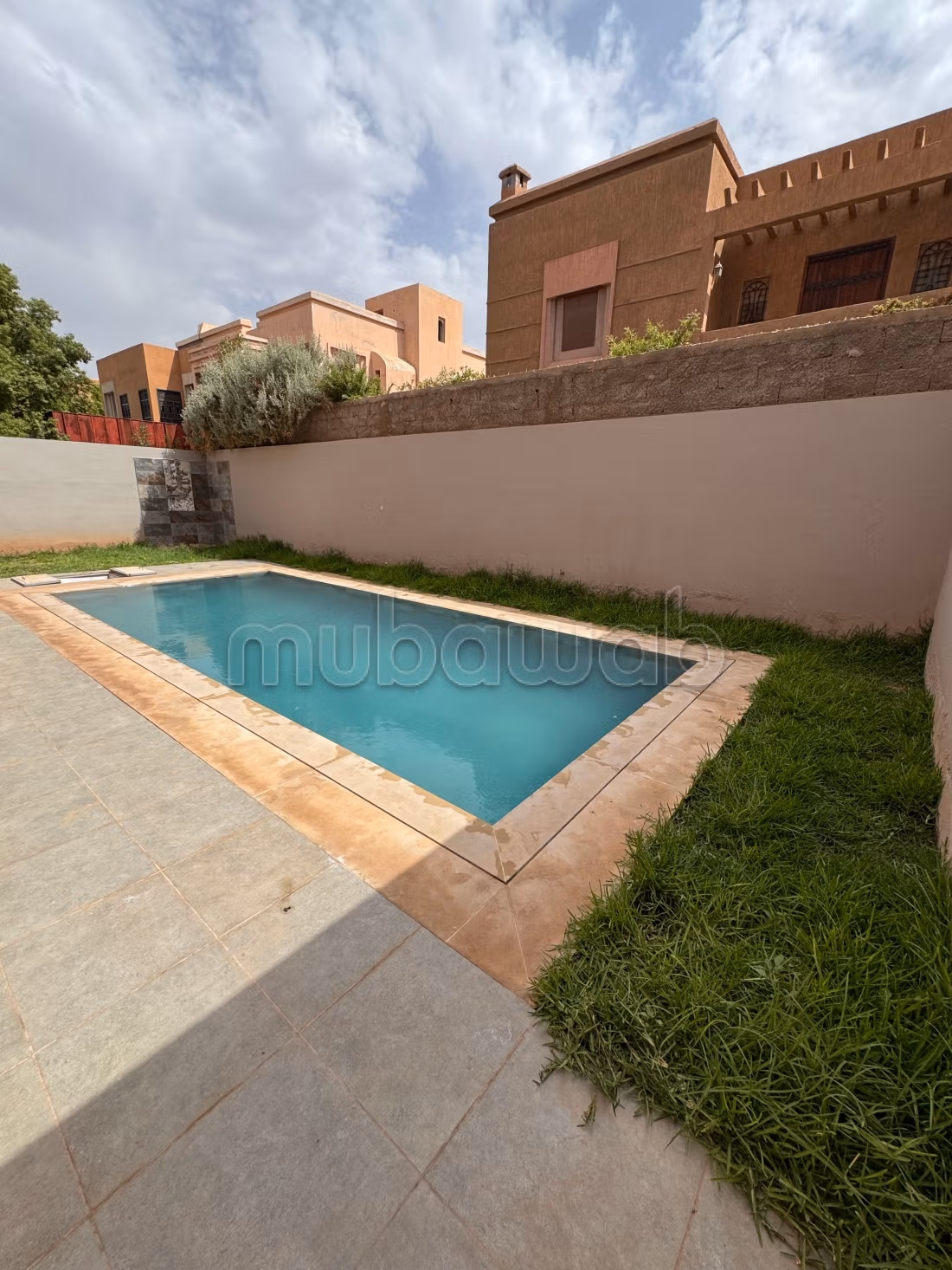 Splendide villa à vendre à Hay Targa. 
Surface totale 500 m². 
Piscine, climatisation