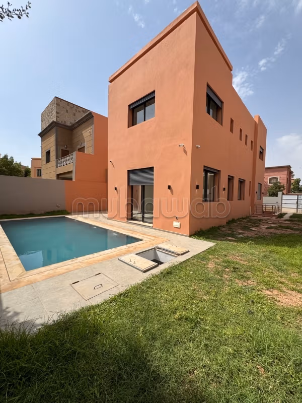 Splendida villa in vendita a Hay Targa. Superficie totale 500 m². Piscina, aria condizionata