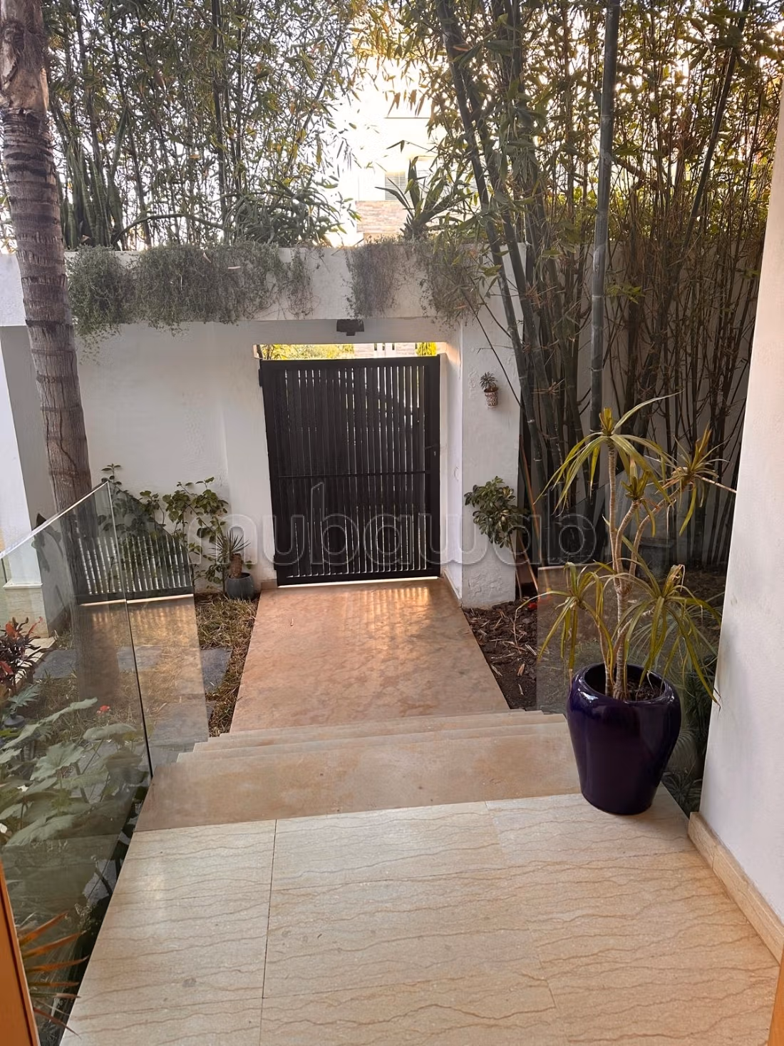 Te koop - Eigentijdse villa met zwembad in een beveiligd wooncomplex