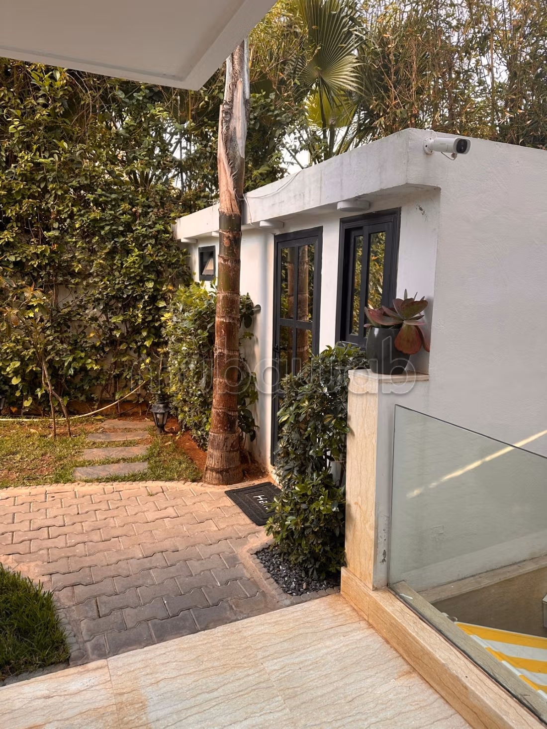 Te koop - Eigentijdse villa met zwembad in een beveiligd wooncomplex