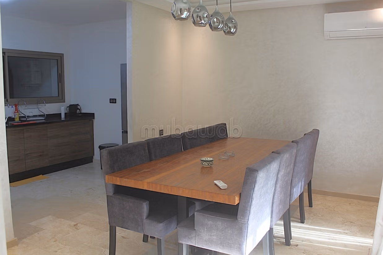 Groot driekamerduplex met zwembad