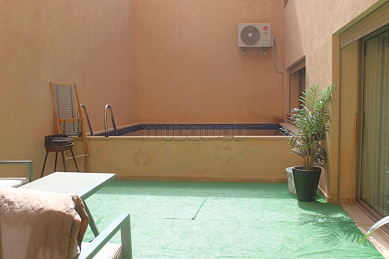 Groot driekamerduplex met zwembad