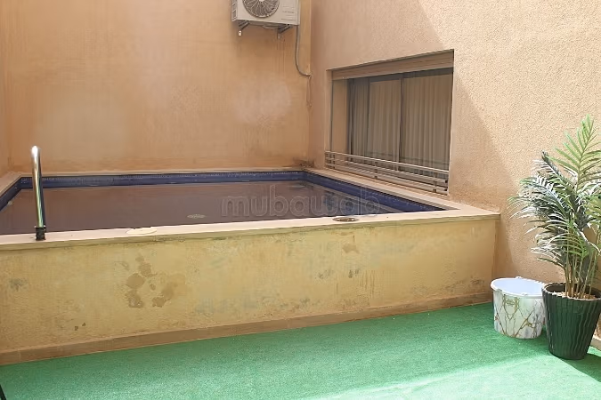 Grand duplex de trois chambres avec piscine