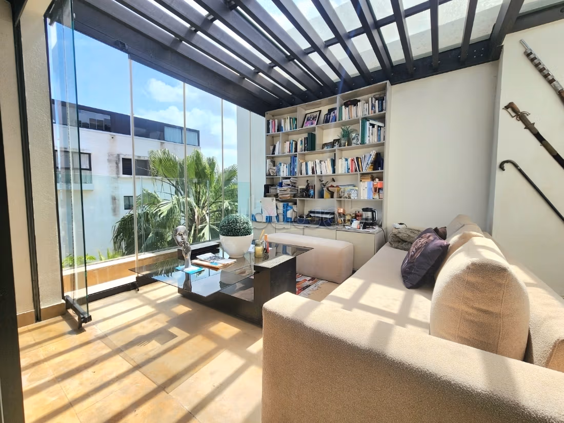 Somptueuse villa à vendre à Ain Diab.
Surface de 400 m².
Piscine et air conditionné