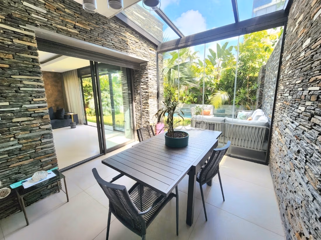 Somptueuse villa à vendre à Ain Diab.
Surface de 400 m².
Piscine et air conditionné