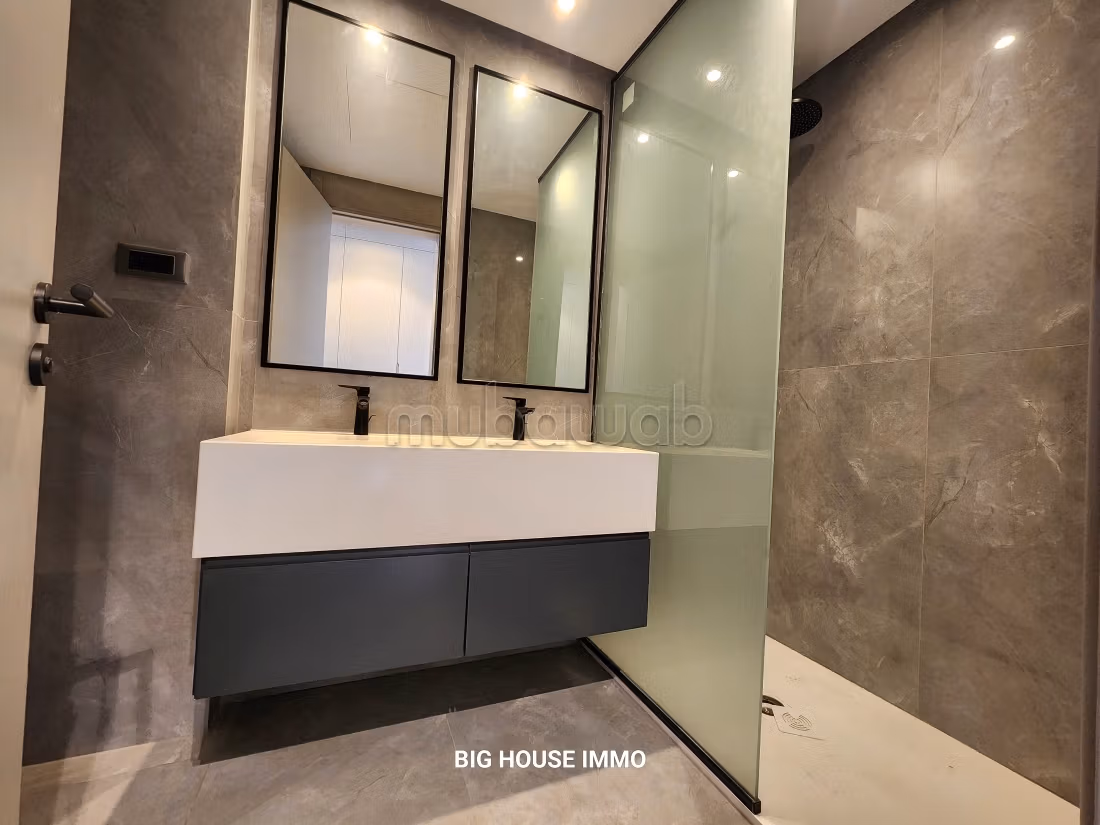 Location d'un appartement à Casablanca Finance City. 
Surface totale 160 m². 
Porte blindée et système de double vitrage