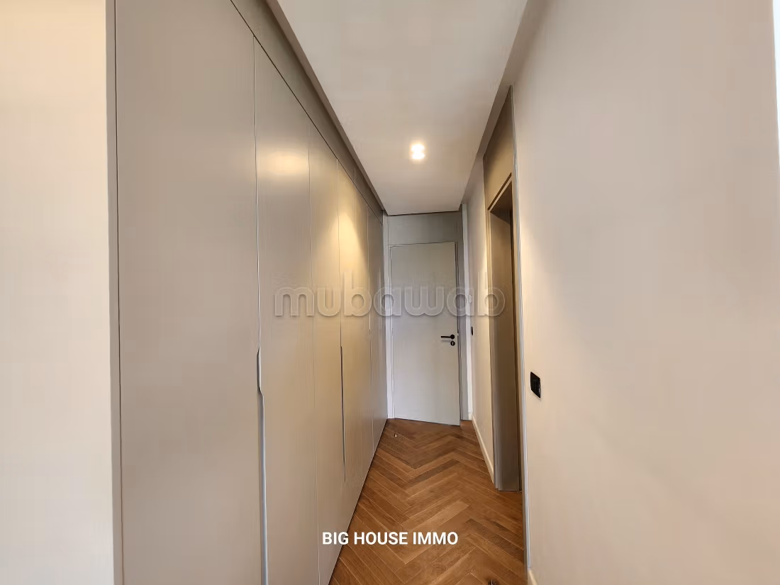 Location d'un appartement à Casablanca Finance City. 
Surface totale 160 m². 
Porte blindée et système de double vitrage