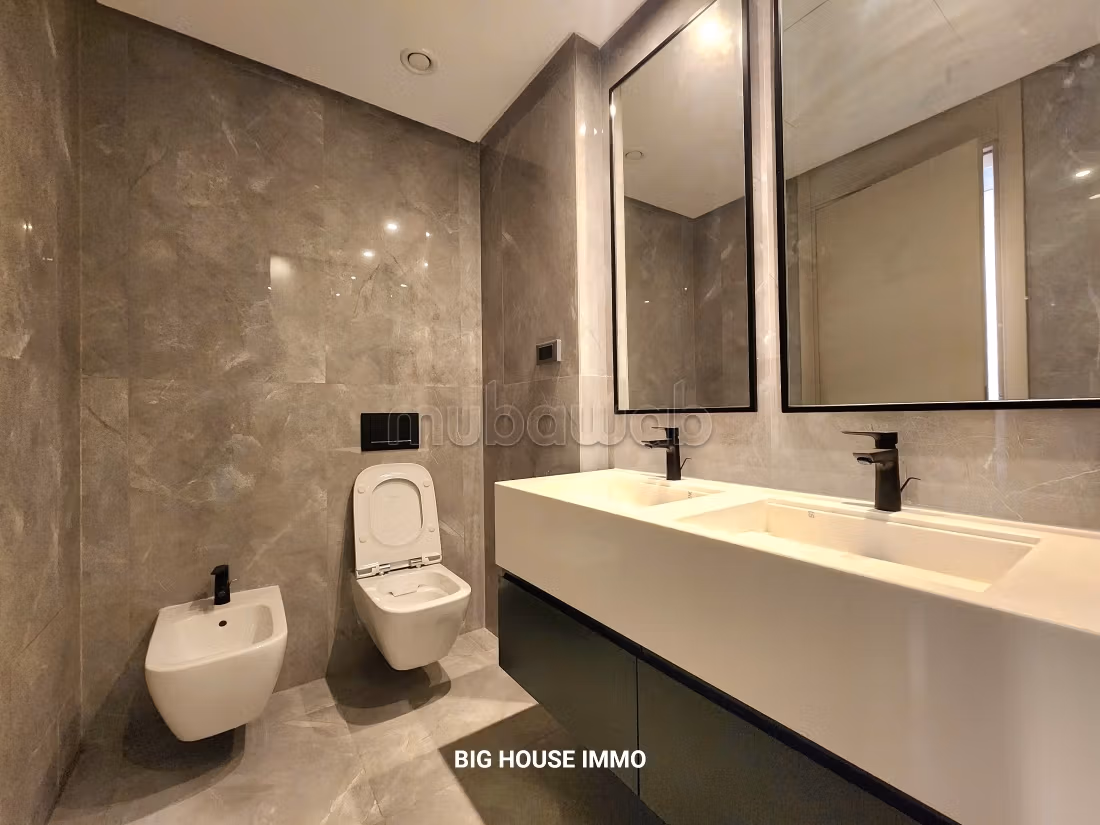 Location d'un appartement à Casablanca Finance City. 
Surface totale 160 m². 
Porte blindée et système de double vitrage