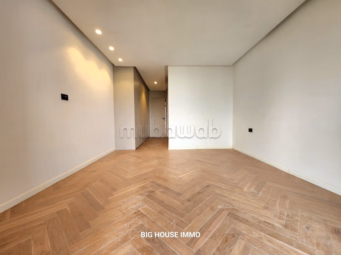 Location d'un appartement à Casablanca Finance City. 
Surface totale 160 m². 
Porte blindée et système de double vitrage