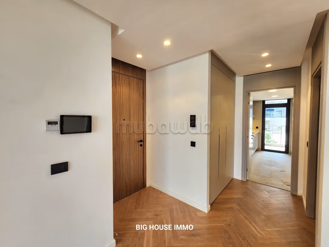 Location d'un appartement à Casablanca Finance City. 
Surface totale 160 m². 
Porte blindée et système de double vitrage