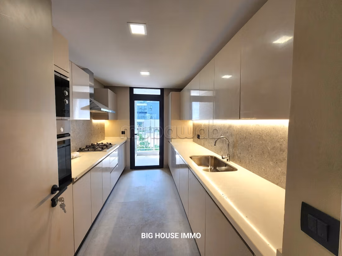 Location d'un appartement à Casablanca Finance City. 
Surface totale 160 m². 
Porte blindée et système de double vitrage