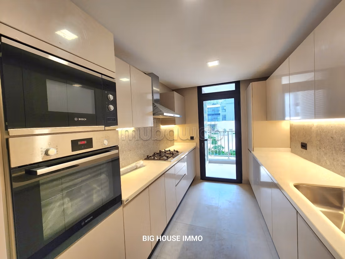 Location d'un appartement à Casablanca Finance City. 
Surface totale 160 m². 
Porte blindée et système de double vitrage