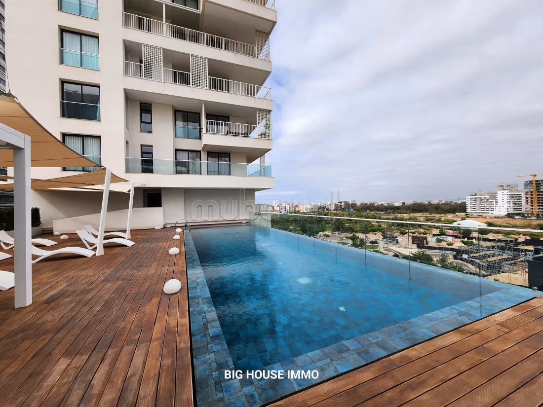 Location d'un appartement à Casablanca Finance City. 
Surface totale 160 m². 
Porte blindée et système de double vitrage