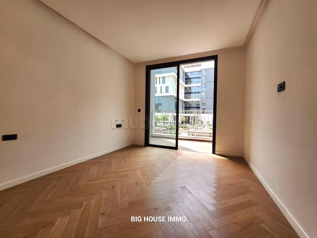 Location d'un appartement à Casablanca Finance City. 
Surface totale 160 m². 
Porte blindée et système de double vitrage