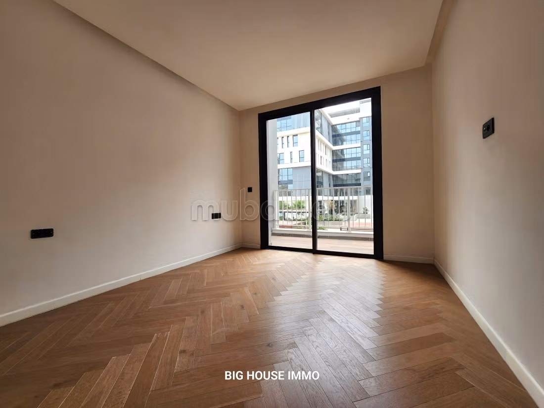 Location d'un appartement à Casablanca Finance City. 
Surface totale 160 m². 
Porte blindée et système de double vitrage