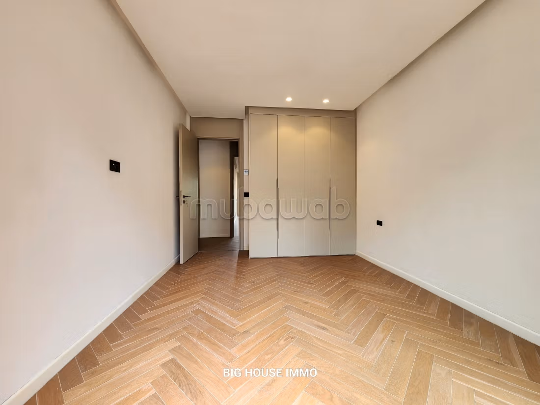 Location d'un appartement à Casablanca Finance City. 
Surface totale 160 m². 
Porte blindée et système de double vitrage