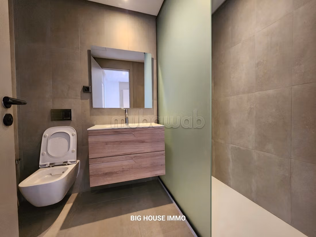 Location d'un appartement à Casablanca Finance City. 
Surface totale 160 m². 
Porte blindée et système de double vitrage
