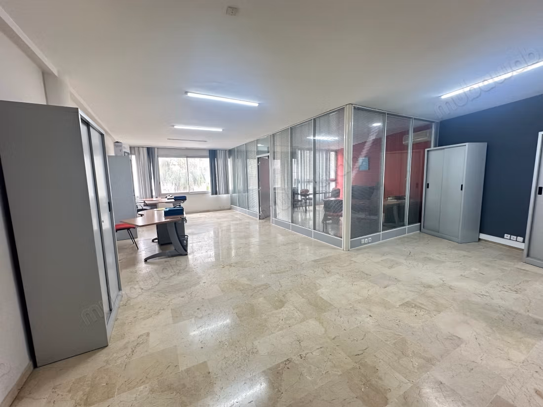 Location de bureaux à Benjdia proche 17etage.
Surface totale 90 m²