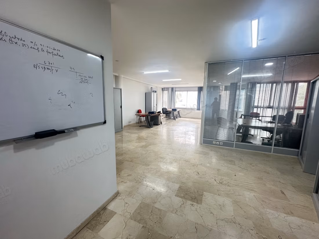 Location de bureaux à Benjdia proche 17etage.
Surface totale 90 m²