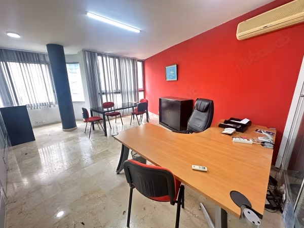 Kantoorverhuur in Benjdia dicht bij 17 étage. Totale oppervlakte 90 m²